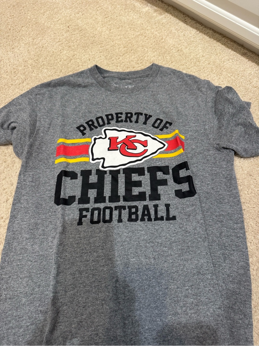 Team Apparel Gray Kansas City Chiefs Graphic Tee with Red and Yellow Logo